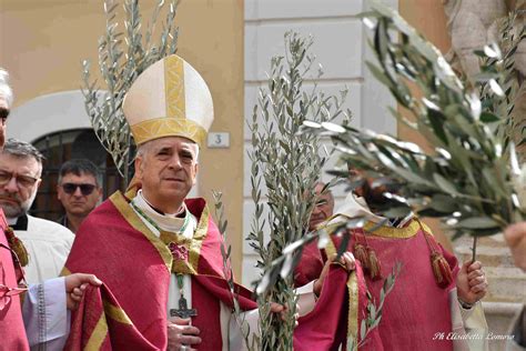 Fedeli con rami d'ulivo durante una processione della Domenica delle Palme