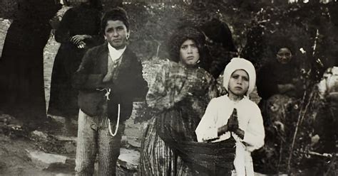 Tre bambini che assistono alle apparizioni della Madonna a Fatima