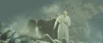 Immagine simbolica del Vescovo vestito di bianco che sale la montagna verso la croce