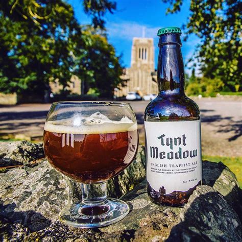 Bottiglia e bicchiere della birra Trappista Tynt Meadow di Mount St. Bernard Abbey