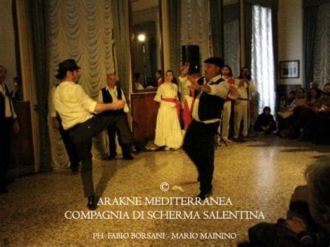 Immagine rappresentativa del gruppo Arakne Mediterranea durante un'esibizione di musica e danza popolare salentina