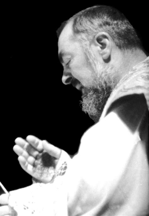 Padre Pio con le stigmate