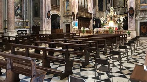 Foto interna chiesa con posti distanziati o schema di distanziamento