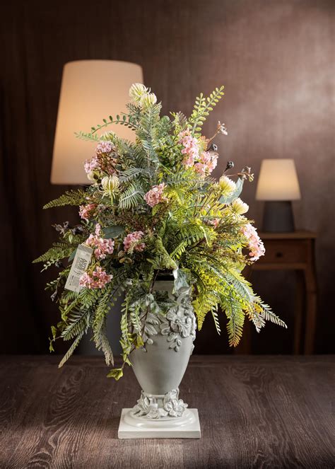 Composizione floreale delicata con fiori di campo e farfalle decorative