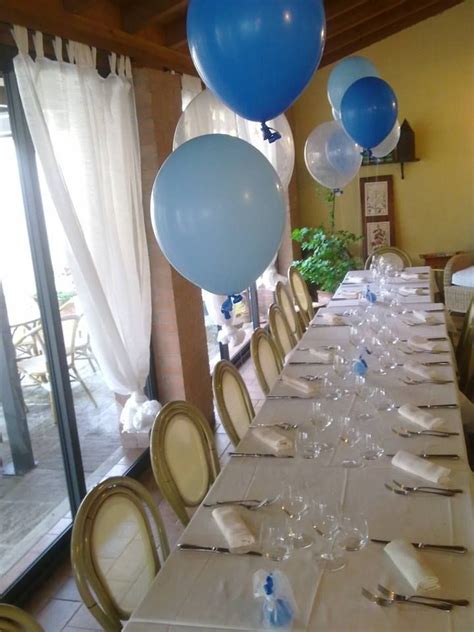 Centrotavola con palloncini bianchi e azzurri per un battesimo