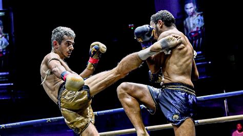 Scena di combattimento Muay Thai in Una Preghiera Prima Dell'Alba, che mostra l'intensità e la violenza degli scontri