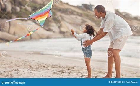 Illustrazione che mostra un adulto che insegna a un bambino a volare un aquilone