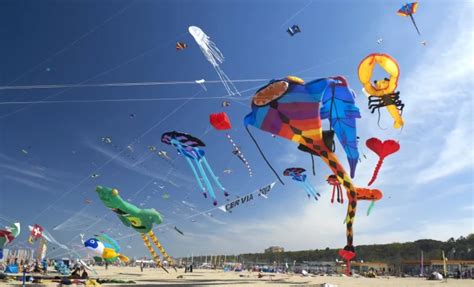Aquiloni balinesi tradizionali e colorati in volo durante un festival