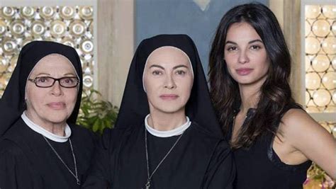 Suor Angela e Suor Costanza insieme alle ragazze del convento