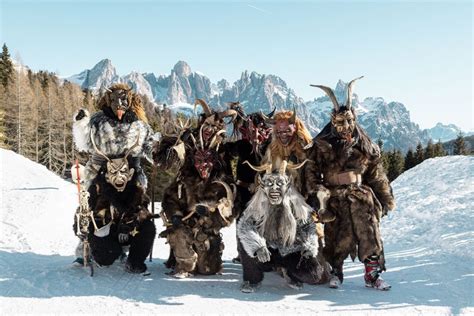 Sfilata tradizionale dei Krampus con maschere artigianali in legno e costumi in pelliccia