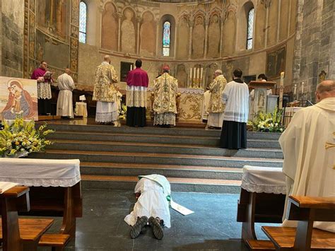 Vescovo che ordina un presbitero nella cattedrale affollata