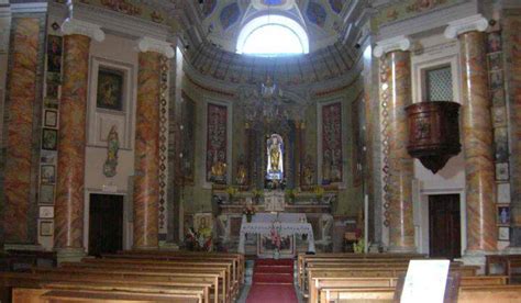 Foto dell'interno del Santuario di Plout con ex-voto
