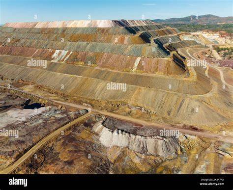 Foto di antichi fabbricati minerari in rovina a Saint Marcel