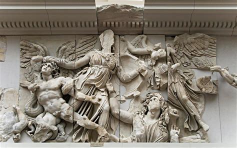 Dettaglio del Grande Fregio dell'Altare di Pergamo raffigurante la Gigantomachia con contrasti di luce e ombra