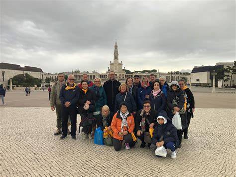 Foto di un gruppo di bambini in preghiera al Santuario di Fatima