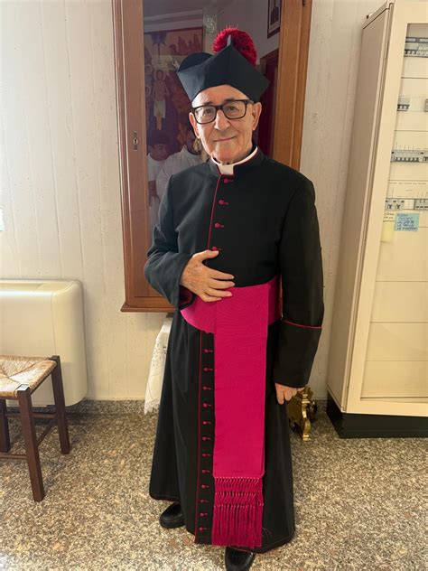 Foto di Don Antonio Pilloni che saluta la comunità di Serrenti