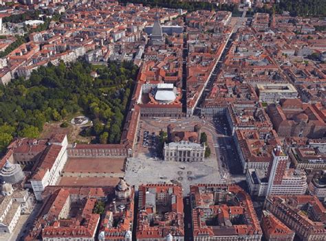 Una veduta aerea della città di Pesaro con la sua cattedrale in primo piano.