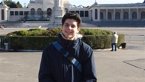 Il volto di Carlo Acutis sorridente, con un'espressione serena e luminosa.