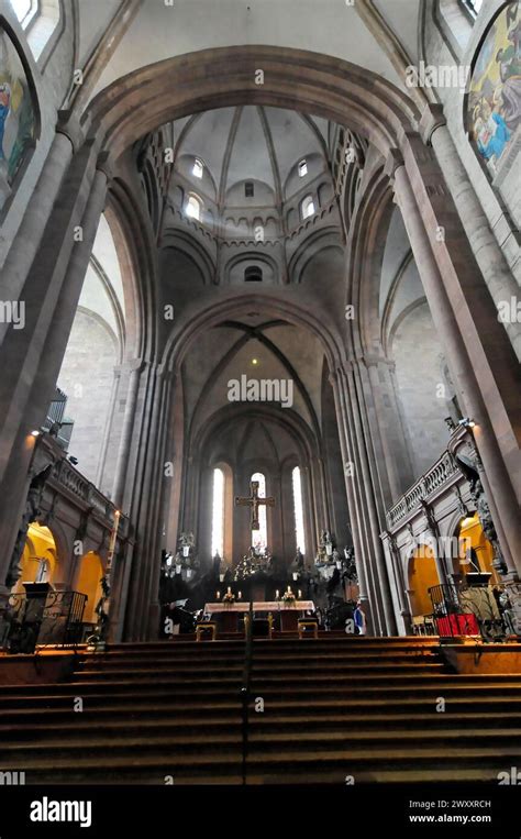 Fotografia del chiostro della Cattedrale di Magonza con le lapidi e le statue