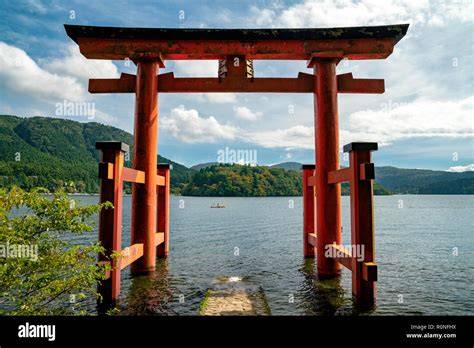 Lago Ashi con torii rosso del Santuario di Hakone e Monte Fuji sullo sfondo