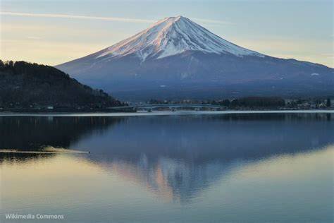 Lago Kawaguchiko con riflesso del Monte Fuji