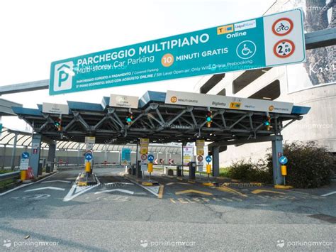 Ingresso di un parcheggio multipiano vicino alla stazione
