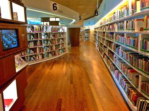 Interno di una biblioteca storica con scaffali pieni di libri