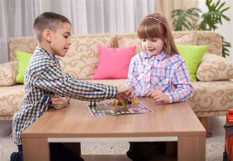Bambini che giocano a un gioco da tavolo per sviluppare la manualità e la gestione del rischio
