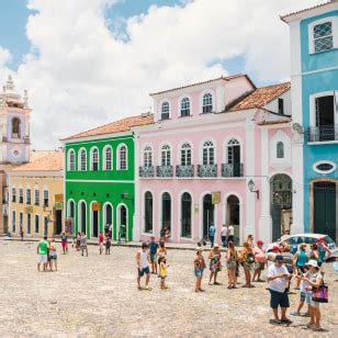 Foto di un quartiere di palafitte a Salvador Bahia, Brasile, con persone che svolgono attività quotidiane