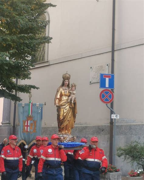 Processione con la statua della Madonna Materdomini