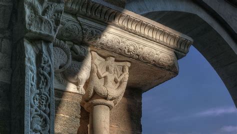 Portale dello Zodiaco alla Sacra di San Michele con rilievi dei segni zodiacali