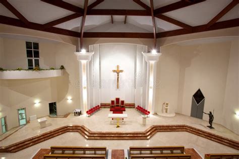 Interno della chiesa moderna progettata da Michele Mingoia con Via Crucis