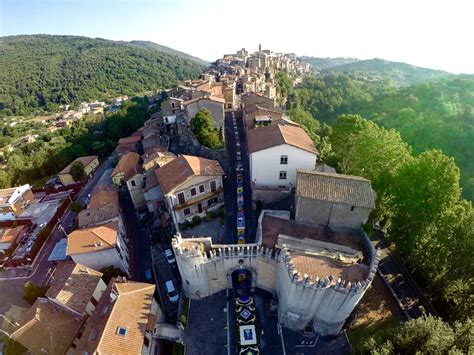Veduta aerea della Processione del Sacro Cuore a Genazzano con il tappeto floreale