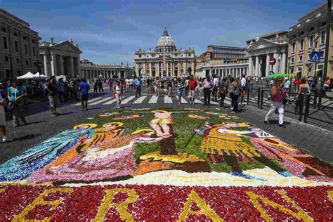 Dettaglio della creazione dei tappeti floreali dell'Infiorata di Genazzano