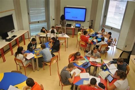 aula scolastica moderna con studenti e lavagna interattiva