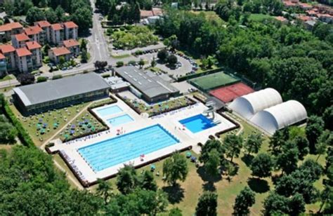 complesso sportivo polivalente con piscina e campi da gioco