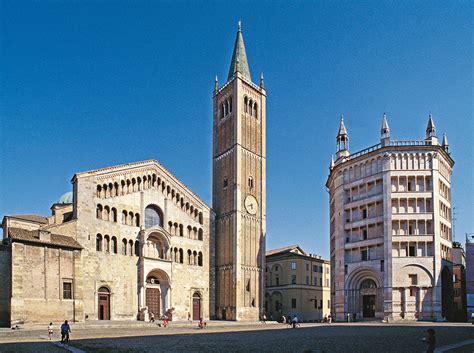 Veduta panoramica di Piazza Duomo con il Battistero e la Cattedrale di Parma