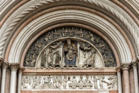 Dettaglio scultoreo di uno dei portali del Battistero di Parma