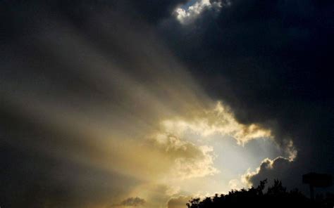 immagine che simboleggia la scelta tra luce e tenebre