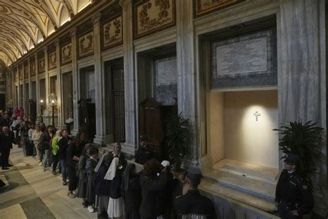 Foto di diverse attività parrocchiali: bambini all'oratorio, fedeli in chiesa, pellegrini