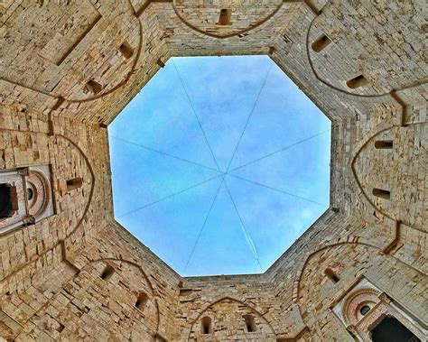 Ricostruzione schematica o foto della struttura ottagonale del monastero di San Pietro di Deca