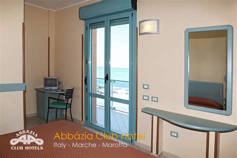 Vista panoramica dell'Abbazia Club Hotel Marotta con accesso alla spiaggia