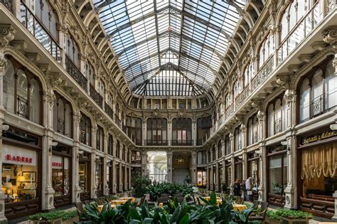 Veduta esterna della Galleria Subalpina a Torino, sede storica della libreria.