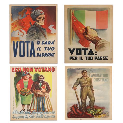 Dettaglio di volumi d'arte e manifesti d'epoca conservati presso la sezione dedicata al Novecento.