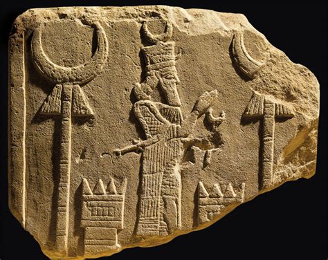 Stele calcarea del dio Sin proveniente da Tell Alhmar