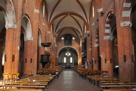 Architettura esterna e rosone dell'abbazia di Chiaravalle Ancona