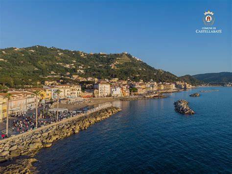 Veduta panoramica della costa di Santa Maria di Castellabate con Punta Tresino e Punta Licosa, evidenziando la spiaggia e i promontori