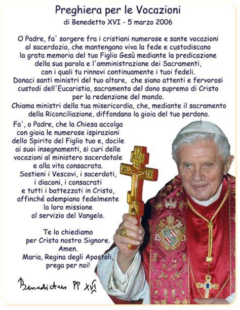 Benedetto XVI in preghiera
