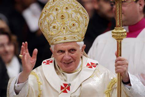 Benedetto XVI dopo la rinuncia, in abiti semplici