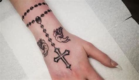 Illustrazione di un tatuaggio a bracciale rosario con una rosa